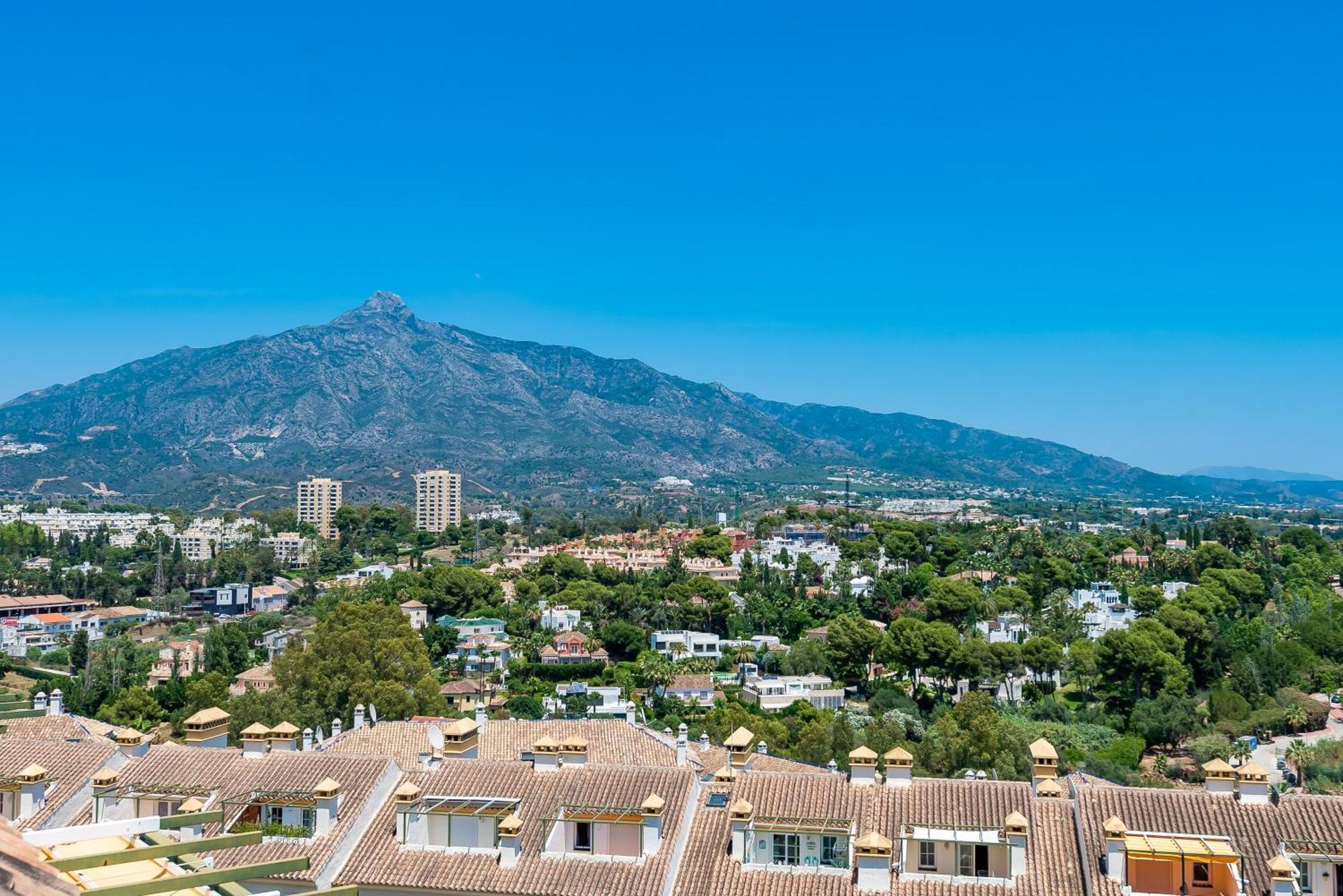 Elegant 2 Bdrm Penthouse With Bbq And Pools Apartment Marbella Bagian luar foto